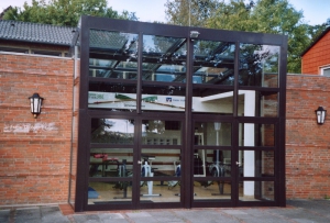 Glasfront der Fitnesshalle Rudergesellschaft Germania