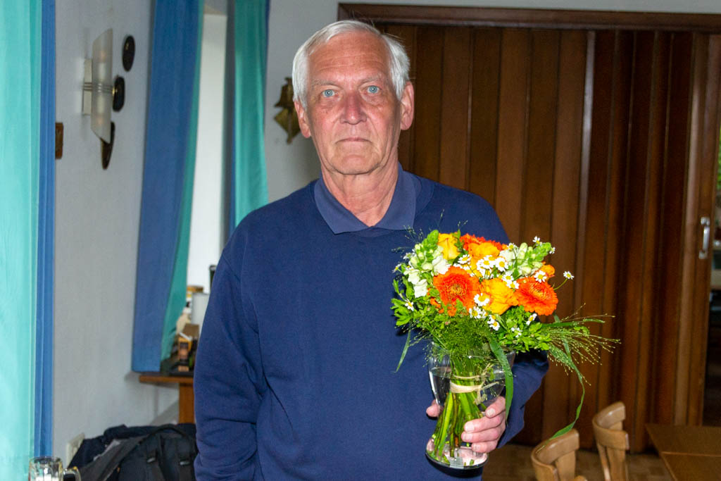 Ein Mann mit einem Blumenstrauß in der Hand