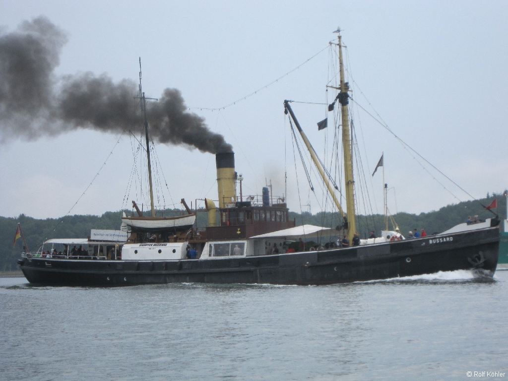 Dampfschiff Bussard mit scharzem Rauch aus dem Schornstein