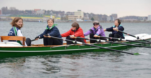 Der Doppelvierer mit (von links) Steuerfrau Julia Cuntze, Gisela Kordes, Cordula Sprenger, Klaudia Fromme-Waller und Heidemarie Spengler ist schon ein erfahrenes Team und bei der Regatta zum wiederholten Male dabei. Foto Eisenkrätzer