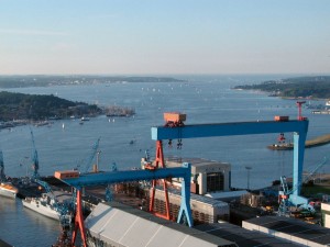 Kieler Förde mit Blickrichtung nach Norden zur Ostsee, im Vordergrund die Portalkräne der HDW-Werft.
