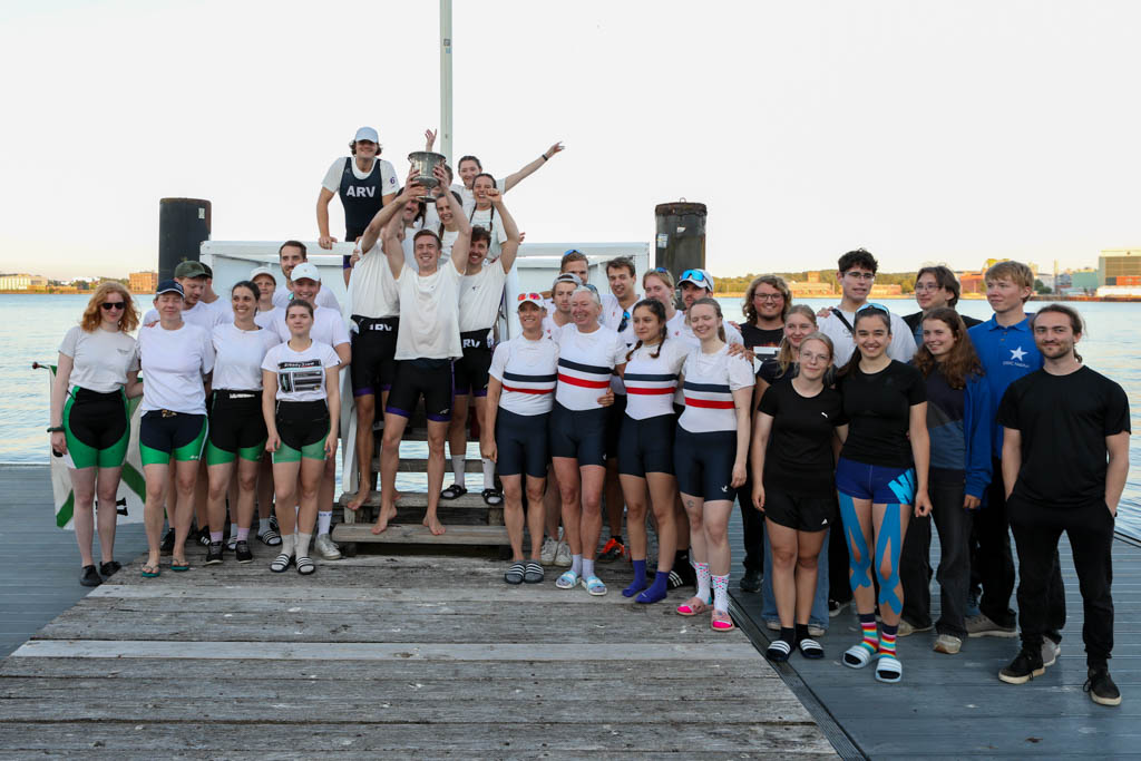 Bugballlänge entscheidet: Akademischer Ruderverein gewinnt Stadtachter-Rennen